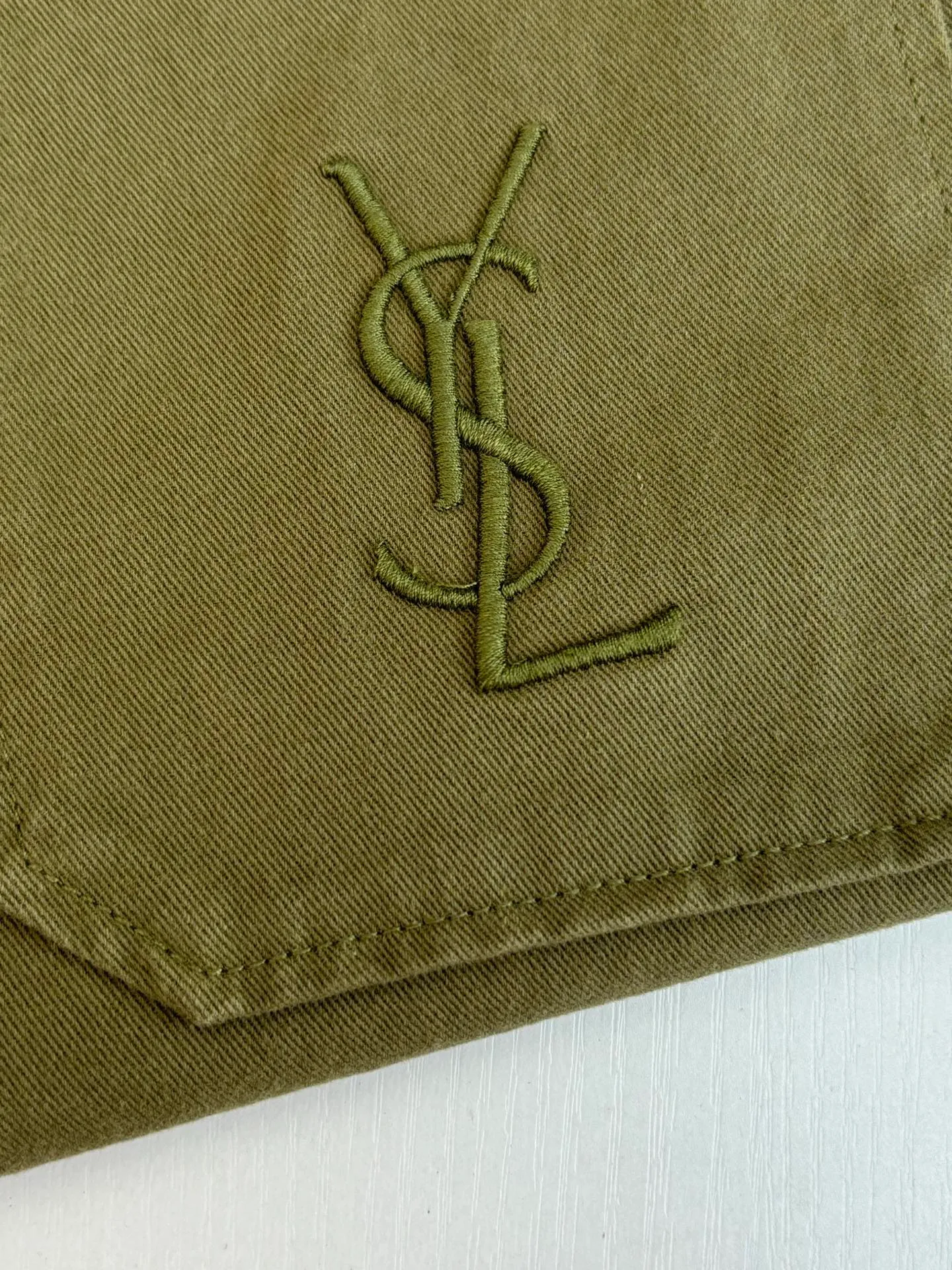P480 Saint Lauren*/Ysl Saint Laurent embroidered button-down lapel shirt. The natural fiber fabric has excellent breathability and moisture absorption, allowing the skin to breathe freely, keeping it dry and comfortable at all times. You will not feel hot or uncomfortable even if you wear it for a long time. Size: S/M/L/XL